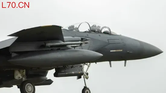 美国官员称美军战机在伊朗坠毁，机组人员搜救正在进行中